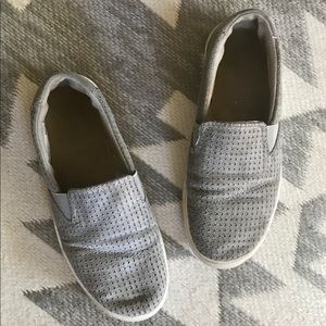 {TOMS} perforated suede look youth shoe